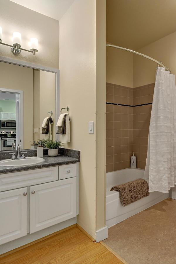 City Water View Oasis With Pool & Gym Near Cruise In Heart Of Seattle Extérieur photo