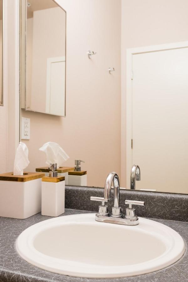 City Water View Oasis With Pool & Gym Near Cruise In Heart Of Seattle Extérieur photo