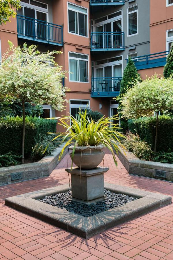 City Water View Oasis With Pool & Gym Near Cruise In Heart Of Seattle Extérieur photo