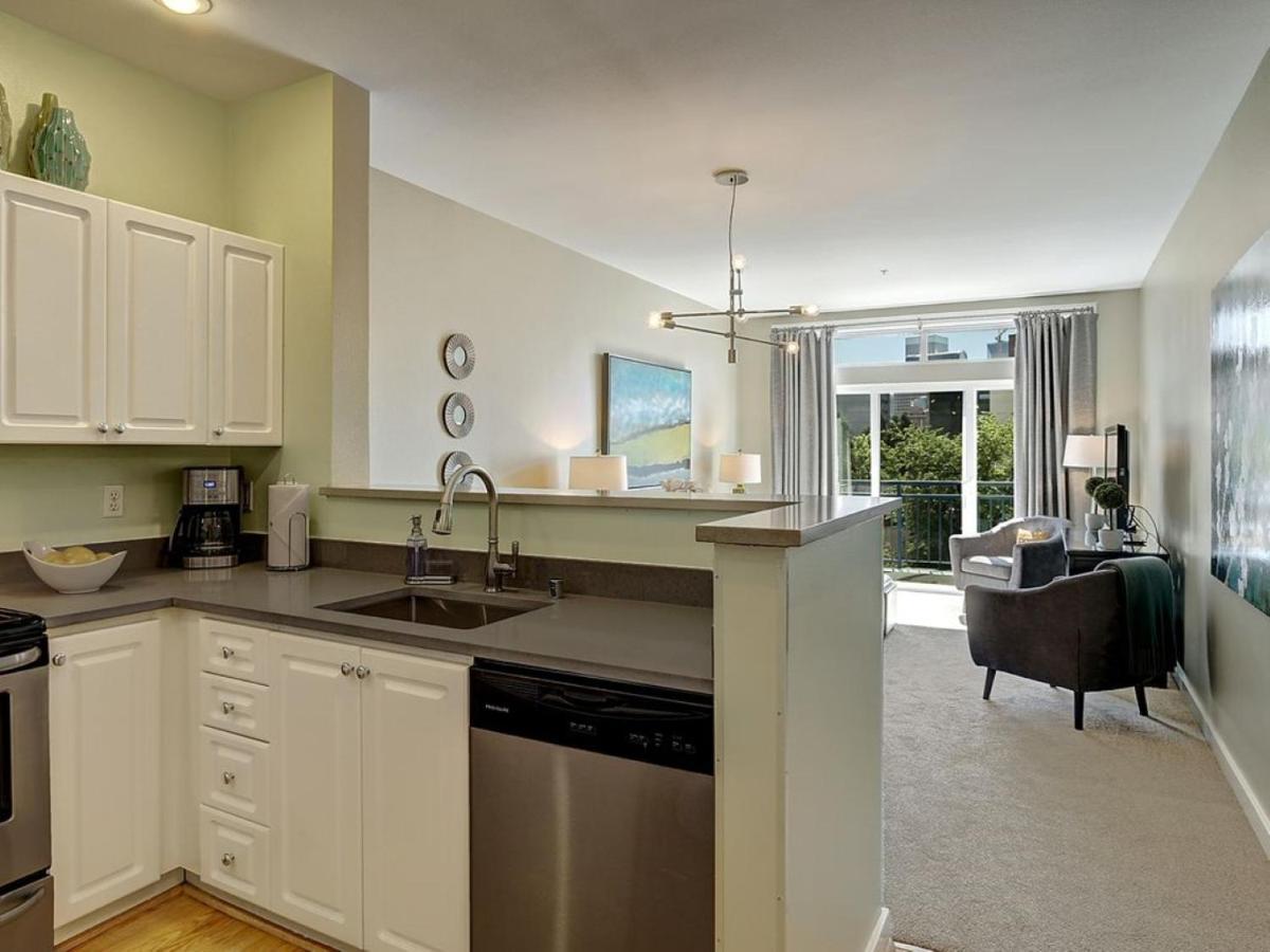 City Water View Oasis With Pool & Gym Near Cruise In Heart Of Seattle Extérieur photo
